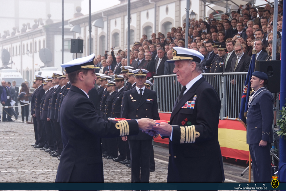 S.M. el Rey hace entrega de la bandera al Comandante del 'Juan Carlos I'